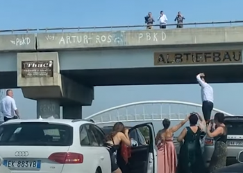 VIDEO / Ndodh në Laç! Dasmorët ia marrin valles në mes të autostradës, bllokojnë trafikun