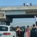 VIDEO / Ndodh në Laç! Dasmorët ia marrin valles në mes të autostradës, bllokojnë trafikun