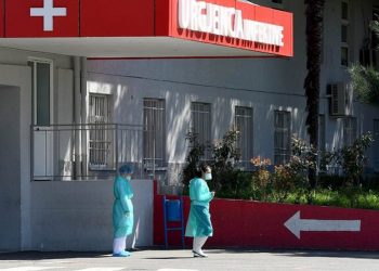 Mjeku i njohur paralajmëron vjeshtë të vështirë: Jemi në mes të një vale të re të COVID!