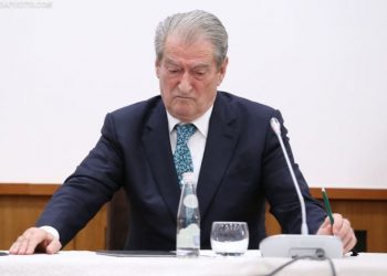 A e kuptuat se nuk është një pensionist politik!