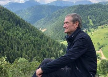 Berisha në Rugovë, “stërvitet” për shtatorin. Qytetarët: Mbete maleve si Meta. Amerikanët të çojnë të ‘flasësh’ me Zotin