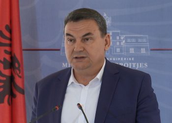 15 të arrestuar për zjarret, Çako bën deklaratën e fortë: Qarqe të caktuara po paguajnë kriminelë për të djegur vendin