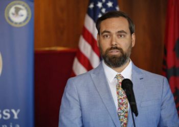 Zv.ambasadori amerikan, Smith: BKH-ja do t’i tregojë Shqipërisë se askush s’është mbi ligjin, ditët e të fuqishmëve kanë mbaruar