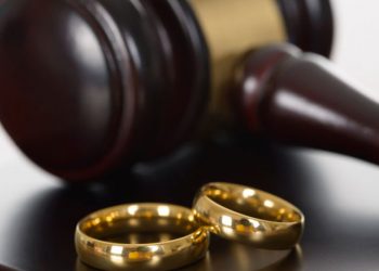 Nga “Covidi më la pa punë” e deri tek shitja e shtëpive, si po i shmangin pagesat për fëmijët baballarët e divorcuar