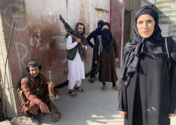 FOTO/ E mbuluar me hixhab, gazetarja e CNN raporton nga Kabuli e rrethuar me talebanë