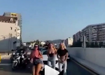 VIDEO/ 4 vajza në Tiranë bllokojnë trafikun, dalin nga Benz-i luksoz e fillojnë të kërcejnë në mes të rrugës