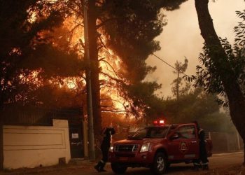 Skandal në Greqi/ Banorët denoncojnë: 3 policë të përfshirë në zjarrëvënie të qëllimshme, flakëve u hidhnin kimikate