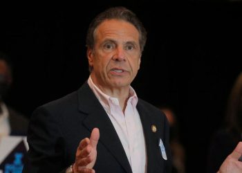 “I puth dhe i përqafoj edhe burrat, më kanë keqkuptuar”/ Ulje-ngritjet politike të guvernatorit të New York-ut pas hetimeve për ngacmim seksual të 11 vajzave