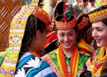 FOTOT/ Shqiptarët e Afganistanit, bjondët sykaltër të “Hundëzës” që jetojnë mes këngëve e valleve tradicionale