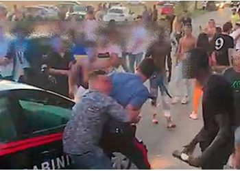 Sherr masiv mes shqiptarëve dhe afrikanëve në Itali, plagosen rëndë dy policët që ndërhynë për t’i ndarë