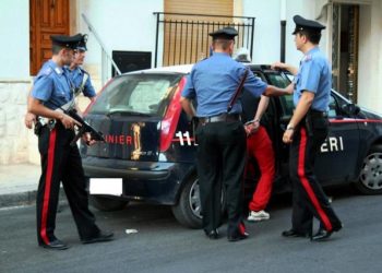 I panë shtrembër dhe i bënë si të fortë policisë/ Policia shtrin dy shqiptarët në tokë dhe u gjen kokainë