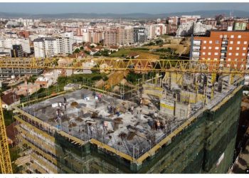 “Patriotët” merren me Bregoviçin tek birra në Korçë, blloqet e argjilës nga Serbia “shkatërrojnë” kompanitë në Kosovë