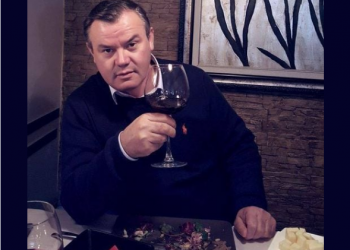 FOTO/ Nikollë Lesi vijon të tallet me Ilir Metën: Një dolli edhe pa dekret presidencial për 30 vitet e punës në Koha Jonë!