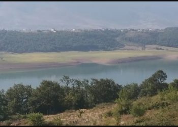 Thatësira në Kukës, niveli i liqenit të Fierzës ulet me 40 cm në ditë