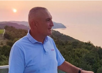 FOTO/ Meta zhvendoset nga vila në Lalz dhe pozon në Kepin e Rodonit: Mrekulli e bregdetit shqiptar