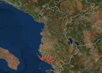 FOTOT/ Zona të tëra të ‘skuqura’, situatën me zjarret në Shqipëri e Ballkan e tregon kjo hartë e NASA-s