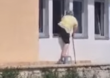 FOTO/ Pacienti kapet “mat” duke dalë nga dritarja e Spitalit Infektiv