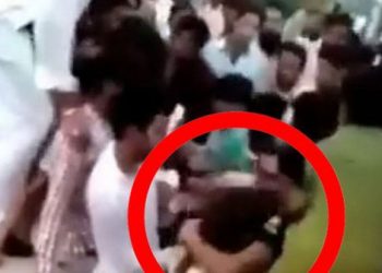 VIDEO/ Pamje tronditëse, afër 400 burra tentojnë të përdhunojnë një grua