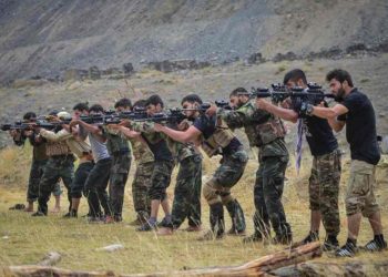 FOTOT/ Në pritje të përballjes finale me talebanët, stërvitja e luftëtarëve në bastionin e fundit të rezistencës afgane. “Luani i Panjshirit” tregon “dhëmbët”