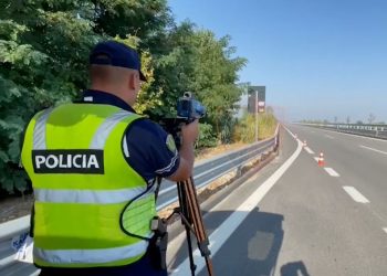 Me shpejtësi mbi 180 km/h në Bypassin e Fierit, i pezullohet patenta “pilotit”! 9 të arrestuar dhe 1654 gjoba