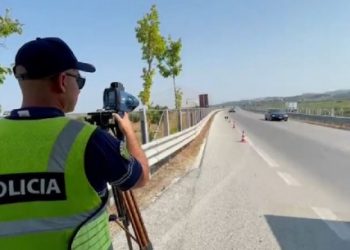 ‘Fluturonte’ në rrugë me 202 km/h, policia gjobit 41-vjeçarin nga Holanda! Arrestohen 12 shoferë, pezullohen 45 patenta në 24 orët e fundit
