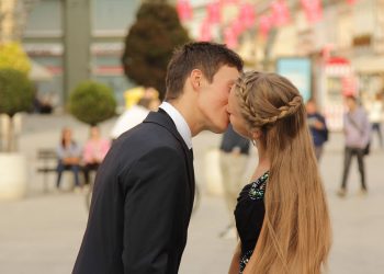 Një polic shqiptar nuk i pëlqen puthjet në publik, gjobit çiftin me 450 euro
