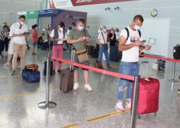 Nga vaksinimi tek karantina / TIA flet për fluturimet: Tre kushtet që duhet të plotësojnë udhëtarët