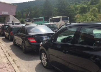 Vargu i makinave mbi 1 km/ Radhë në Kakavijë, pala greke punon me 1 sportel