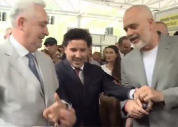 VIDEO/ “O Dritan, hajde këtu more”! Momenti kur Rama thërret Abazoviç dhe i jep gërshërët për të prerë shiritin e pikës së re kufitare
