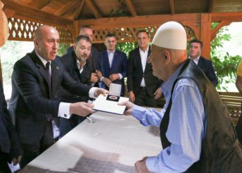 Ish komandantët “pajtohen”/ Haradinaj viziton familjen e Thaçit: Përtej dallimeve politike, besoj fuqishëm në drejtësinë ndërkombëtare e pafajësinë e tij