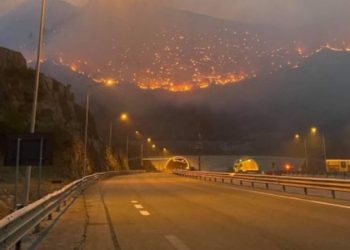 Flakët pushtojnë tunelin e Kalimashit/ Zjarrfikësja e Kukësit dhe Kosovës në ndihmë! Kërcënohet fshati Thirrë në Mirditë!