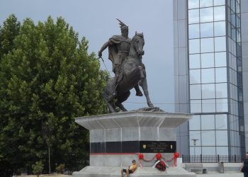 Kronika e shëmtuar e urrejtjes për Shqipërinë prej “kosovocentristëve”