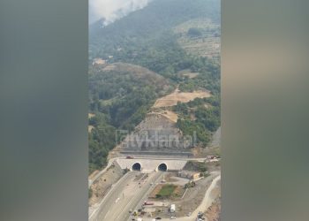 Peleshi publikon pamjet nga helikopteri: Mbi tunelin e Kalimashit, tani larg flakëve dhe tymit