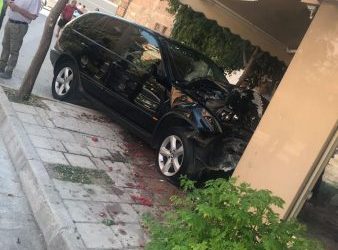 Ndodh në Vlorë/ Automjeti futet në market dhe përplas gruan që po blinte
