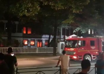 VIDEO: Zjarr në qendër të Tiranës! Përfshihen nga flakët ‘Sarajet e Toptanit’