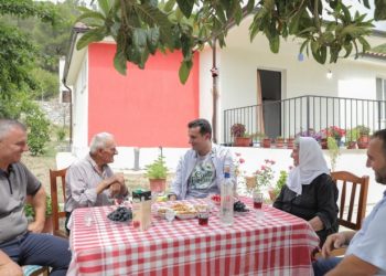 Familja e Musa Shimës hyn në shtëpinë e re, Veliaj: Kemi dalë faqebardhë nga kjo histori