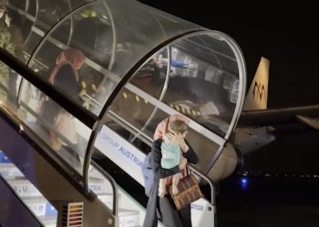 Mbërrin grupi i parë i afganëve në Shqipëri! Rama: Krenohemi me traditën, shtëpia e shqiptarit është e Zotit dhe e mikut