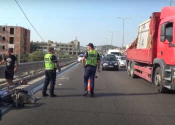 Makina përplas motoçikletën në aksin rrugor Durrës-Kavajë, plagosen bashkëshortët, rëndë gruaja