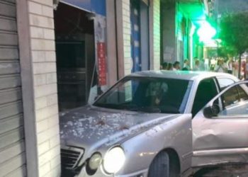 FOTO/ Drejtuesi i “Benz-it” humb kontrollin dhe përfundon brenda një dyqani, plagosen 4 persona