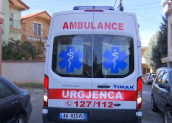E rëndë në Tiranë/ Në gjendje depresive, i riu godet veten me thikë. Dërgohet në spital
