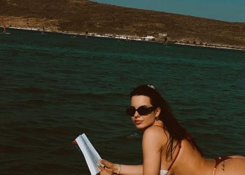 Nuk na pranon SHBA, i bëjmë pushimet në Turqi! Armina Mevlani poston foto me bikini nga plazhi