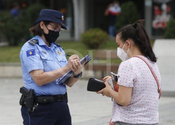 Kosovë/ Rikthehet mbajtja e detyrueshme e maskës edhe në rrugë!