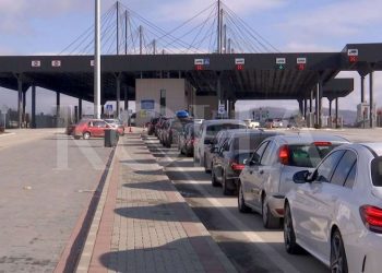 Kosovë/ Pritje të gjata të qytetarëve në Merdar për të hyrë në vend