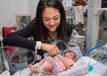 Surpriza/ Bëri një test për shaka, 24-vjeçarja shokohet kur zbulon se ishte 5-muajshe shtatzënë