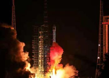 Dërgohen në orbitë dy satelitë multimedialë