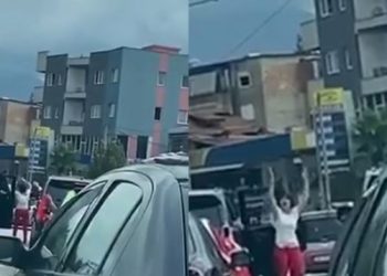 VIDEO/ Dasmorët në Fushë-Krujë nuk përmbahen: Makinat presin semaforin, dalin nga mjeti dhe kërcejnë, ofrojnë shfaqje për qytetarët