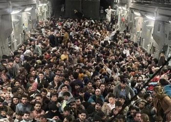 FOTO-LAJM/ 640 afganë në barkun e avionit amerikan, megjithatë pilotët vendosën të nisen!