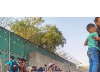 Akti heroik i diplomatit/ Futet mes plumbave për të shpëtuar fëmijën në aeroportin e Kabulit