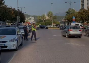 Përplasën makinat, shoferët zbresin dhe zihen me grushte, shkelma dhe shkopinj. Njëri në spital