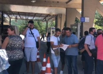 Pala greke punon me 1 sportel, trafik mjetesh për të kaluar në Greqi/ Qytetarët: Çdo herë i njëjti muhabet